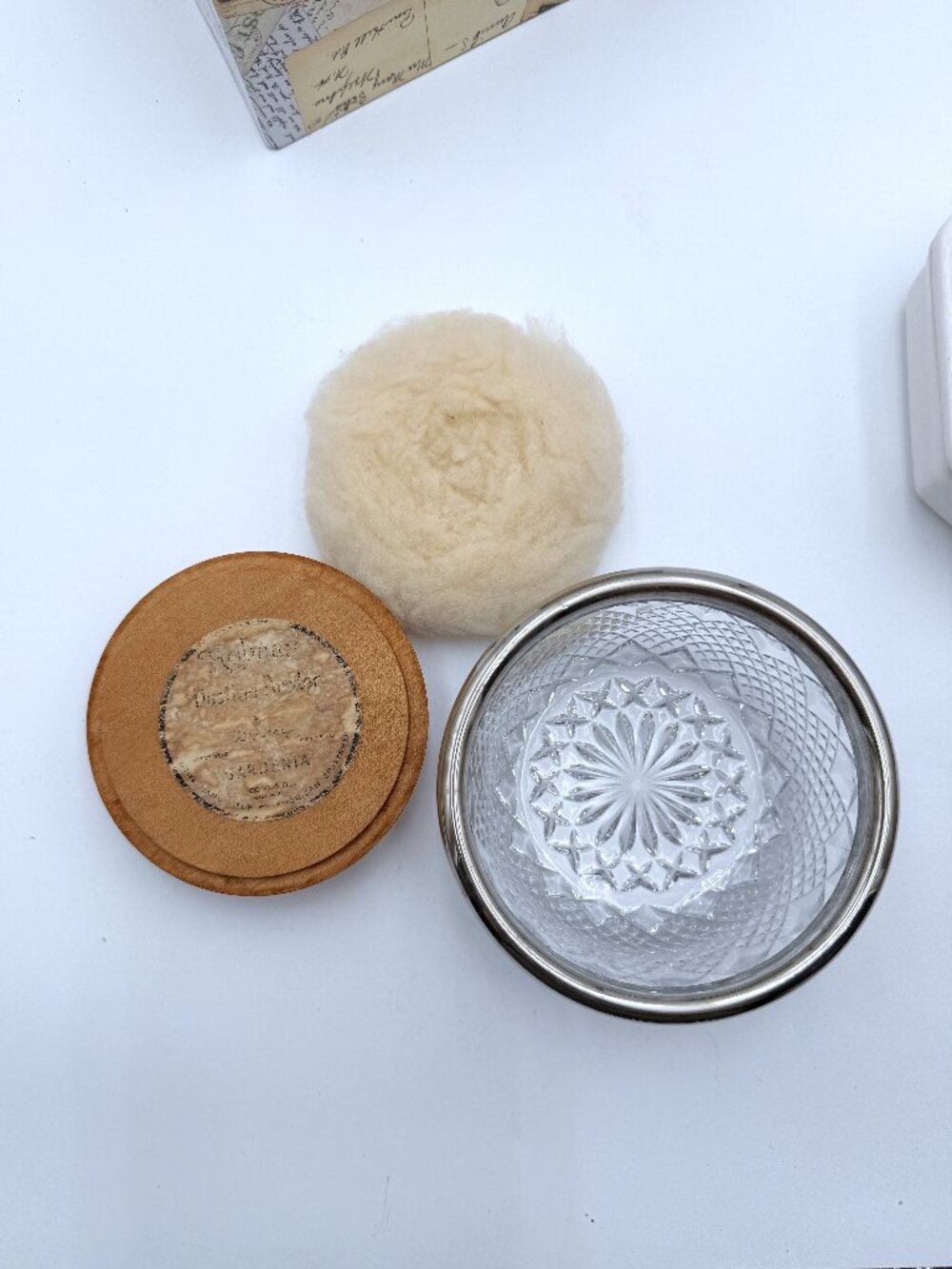 Vtg Pair Powder Jars 1930s Yardley Gardenia w Puff Wood Lid & 1980 Avon Unicorn - Picture 5 of 16